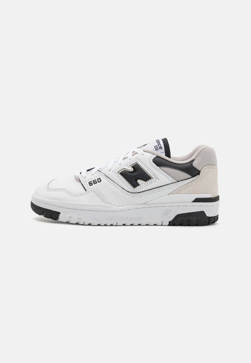 Fehér és fekete New Balance 550 sneaker, perforált bőrrel, velúr sarkal és strukturált gumitalppal, jobbról nézve.