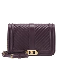 Borsa a tracolla in pelle viola con design trapuntato, chiusura in metallo dorato e tracolla removibile. Presenta una forma strutturata e una texture liscia.