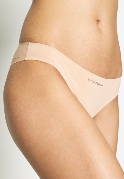 Parte de baixo de bikini nude da Emporio Armani, com uma textura suave, design minimalista, faixa lateral e um pequeno detalhe com o logótipo na frente.