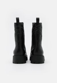 Vagabond Kotníkové boty na platformě - black