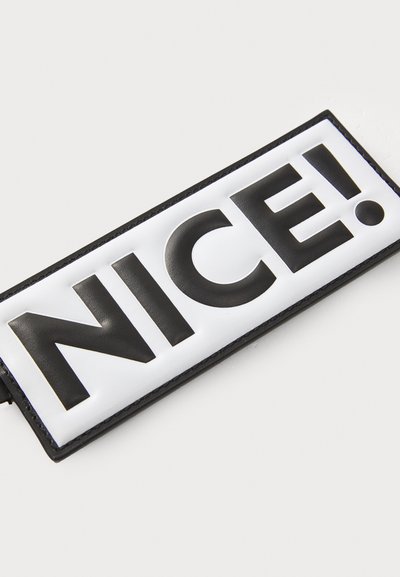 Ciorchiu negru și alb cu o formă rectangulară, având cuvântul "NICE!" scris cu litere îndrăznețe negre pe un fundal alb, încadrat de margini negre.