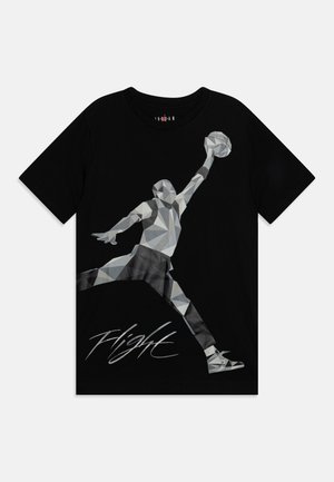 Camiseta negra con un jugador de baloncesto geométrico en gris saltando con el balón y la palabra "Vuelo" escrita abajo en un estilo de escritura cursiva.
