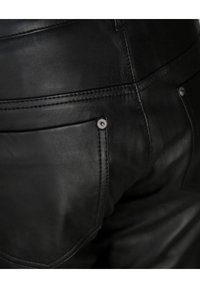 Zwarte leren broek met een gladde textuur, voorzien van een achterzak met een zichtbare metalen drukknoop en contrasterende stiksels.