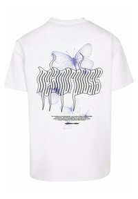 Hvit bomulls t-skjorte med grafisk design som har svart tekst og lyseblå sommerfugltrykk på baksiden. Rund hals, korte ermer.