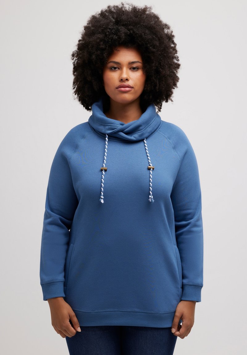 Felpa blu a collo alto con una vestibilità rilassata, caratterizzata da lacci testurizzati e una tasca frontale, realizzata in morbido materiale felpato.