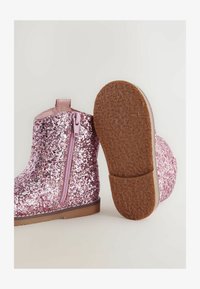 Selected, pink glitter
