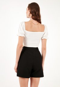 LELA SLIM FIT - Bluse - ecru