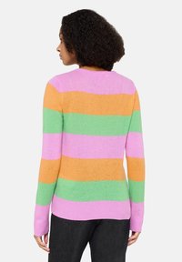 Pull-over en tricot avec des rayures horizontales rose, orange, vert et lavande. Col rond, poignets côtelés, texture douce.
