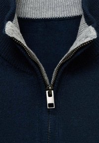 Marinblå zip-up tröja med en grå ribbad krage. Har en metalldragkedja med en fyrkantig dragtab och textilerad tyg.