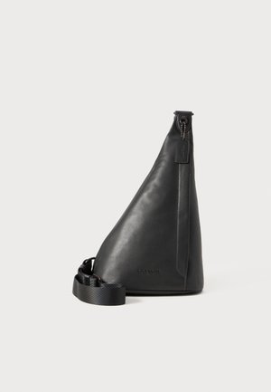 Schwarze Leder-Schultertasche mit asymmetrischem Design, ausgestattet mit einem Reißverschluss, verstellbarem Schulterriemen und geprägtem Logo-Detail an der Seite.