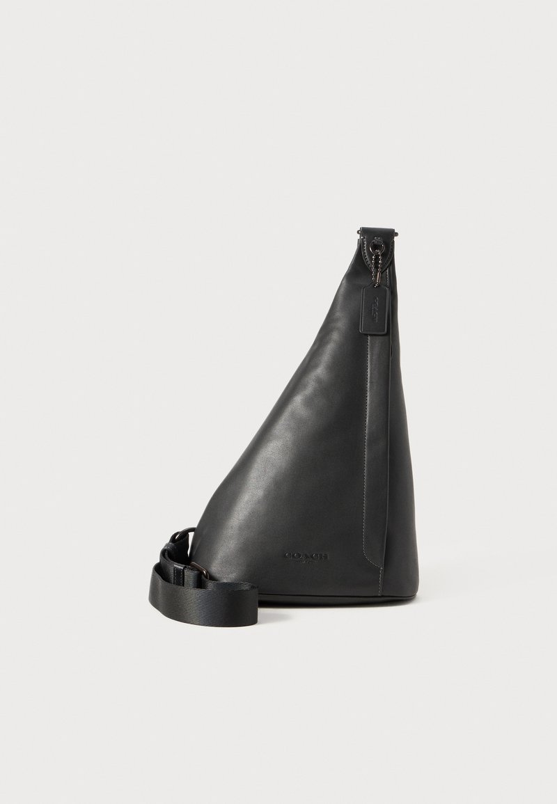 Schwarze Leder-Schultertasche mit asymmetrischem Design, ausgestattet mit einem Reißverschluss, verstellbarem Schulterriemen und geprägtem Logo-Detail an der Seite.