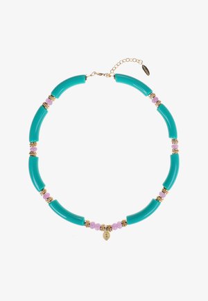 Türkisfarbene gebogene Perlen, unterbrochen von kleinen lavendelfarbenen Perlen und goldenen Akzenten, bilden eine Halskette mit einem blattförmigen Anhänger.