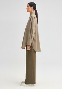 Touché Privé Button-down blouse - mink