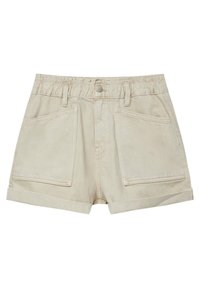 Pantaloni corti in cotone beige con vita elastica, bottone frontale, passanti per cintura, grandi tasche a pattina anteriori e orli arrotolati.