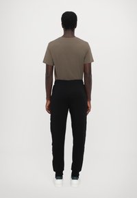 EA7 Emporio Armani PANTALONI - Treniņtērpa apakšdaļas - black