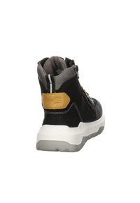 Schwarze Wildleder- und Synthetik-Hochtop-Sneaker mit einem tanfarbenen Akzent, flachen Schnürsenkeln und einer weißen Gummisohle; die Rückseite verfügt über graues Textil und Branding.