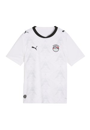 Maglia da calcio bianca a maniche corte con colletto nero, loghi Puma neri sul petto e sulle maniche, ed emblema della Federazione Egiziana di Calcio con stelle sul petto.