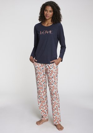 Marinblå långärmad topp med texten "KÄRLEK"; pyjamasbyxor med blommönster i persika och vitt med marinblå detaljer; mjukt bomullsmaterial.