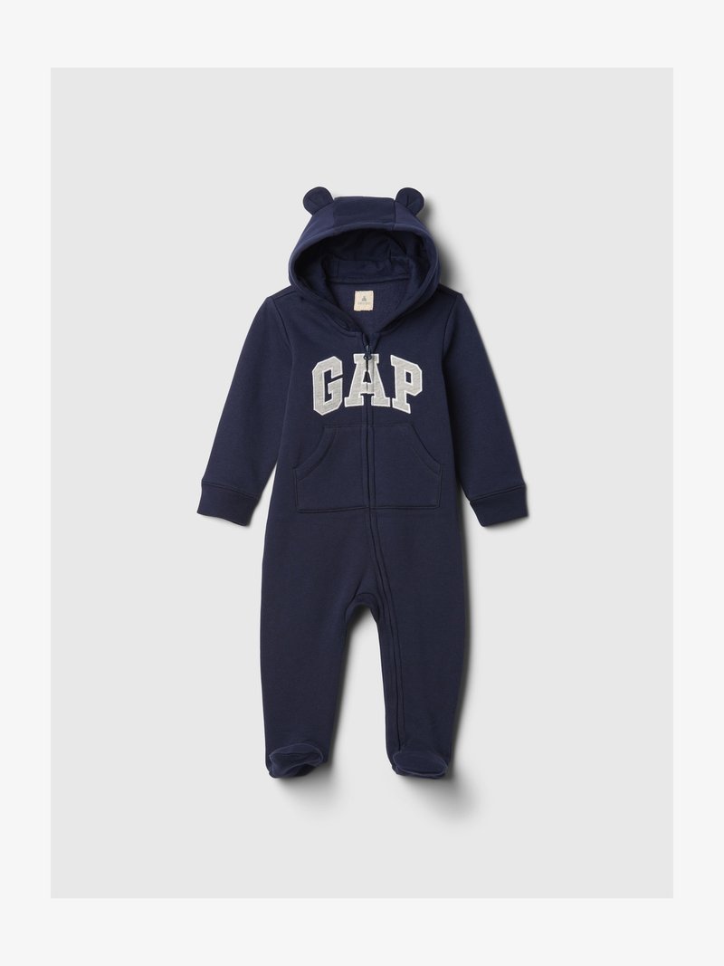 Βρεφικό ολόσωμο φόρεμα σε ναυτικό μπλε με κουκούλα που έχει αυτιά αρκούδας, φερμουάρ μπροστά, δύο τσέπες, καλύμματα ποδιών και το λογότυπο «GAP» στο στήθος.