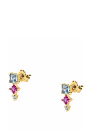 Guld stud øreringe med tre firkantede ædelsten hver: lyseblå, pink og lille klar, arrangeret lodret.