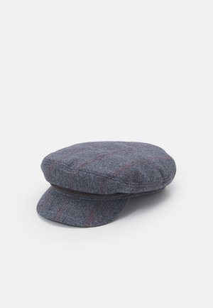 Casquette plate gris à motif chevrons avec de fines rayures rouges et une courte visière courbée sur un fond blanc uni.
