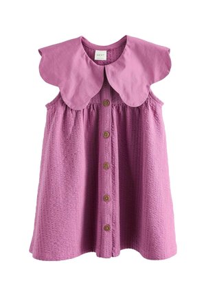 Różowa, bezrękawnikowa sukienka dla malucha o fakturowanej tkaninie, z dużym zaokrąglonym kołnierzem i brązowymi guzikami z przodu, oznaczona metką "NEXT".