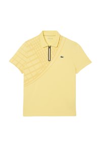 Polo giallo con colletto zip, caratterizzato da un motivo diagonale testurizzato e un logo ricamato verde sul petto.