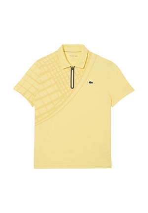 Polo giallo con colletto zip, caratterizzato da un motivo diagonale testurizzato e un logo ricamato verde sul petto.