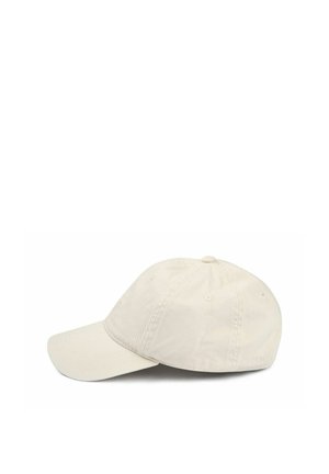 Beige honkbalpet met zes panelen, gebogen klep en bovenop een knoop, gemaakt van effen stof, afgebeeld op een witte achtergrond.