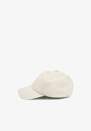 Beige Baseballkappe mit sechs Paneelen, gebogenem Schirm und oberem Knopf, aus einfarbigem Stoff, dargestellt auf weißem Hintergrund.