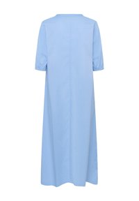 Robe bleu clair mi-longue avec manches courtes bouffantes et couture droite au dos, vue de derrière sur fond blanc.