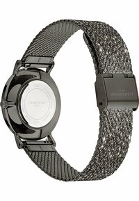 Armbanduhr mit Metallmesh-Armband, glänzendem schwarzen Edelstahlgehäuse und -verschluss, ausgekleidet mit einer glatten silbernen Rückseite und Details zur Wasserbeständigkeit.