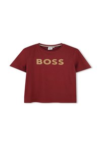 Camiseta burdeos de manga corta con el gran y audaz texto dorado "BOSS" en el frontal. Diseño de cuello redondo, textura de algodón suave.