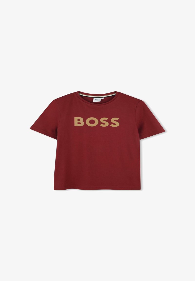 Camiseta burdeos de manga corta con el gran y audaz texto dorado "BOSS" en el frontal. Diseño de cuello redondo, textura de algodón suave.