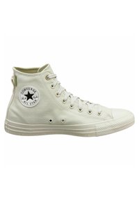 Basket Converse Chuck Taylor All Star montante blanche avec lacets à l'avant, semelle en caoutchouc et patch logo rond à la cheville.