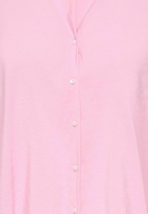 Jasnoróżowa koszula na guziki wykonana z miękkiego materiału, cechująca się prostym wzorem z guzikami przypominającymi perły na przodzie oraz gładką fakturą.
