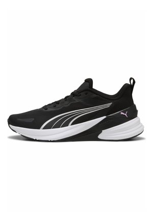 Sort atletiksneaker med hvid sål, sølv logo striber på siden og lyserødt Puma-logo på hælen, set fra ydersiden.