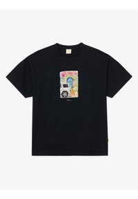 Czarna bawełniana koszulka z kolorową grafiką przedstawiającą drzwi z kwiatami i pojazdem. Okrągły dekolt, krótkie rękawy, regularny krój.
