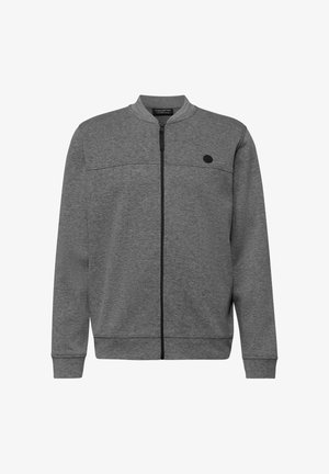 Grijze jas met ritssluiting, ronde kraag, lange mouwen en een borstzak. Gemaakt van zachte stof met een gladde textuur en minimale details.