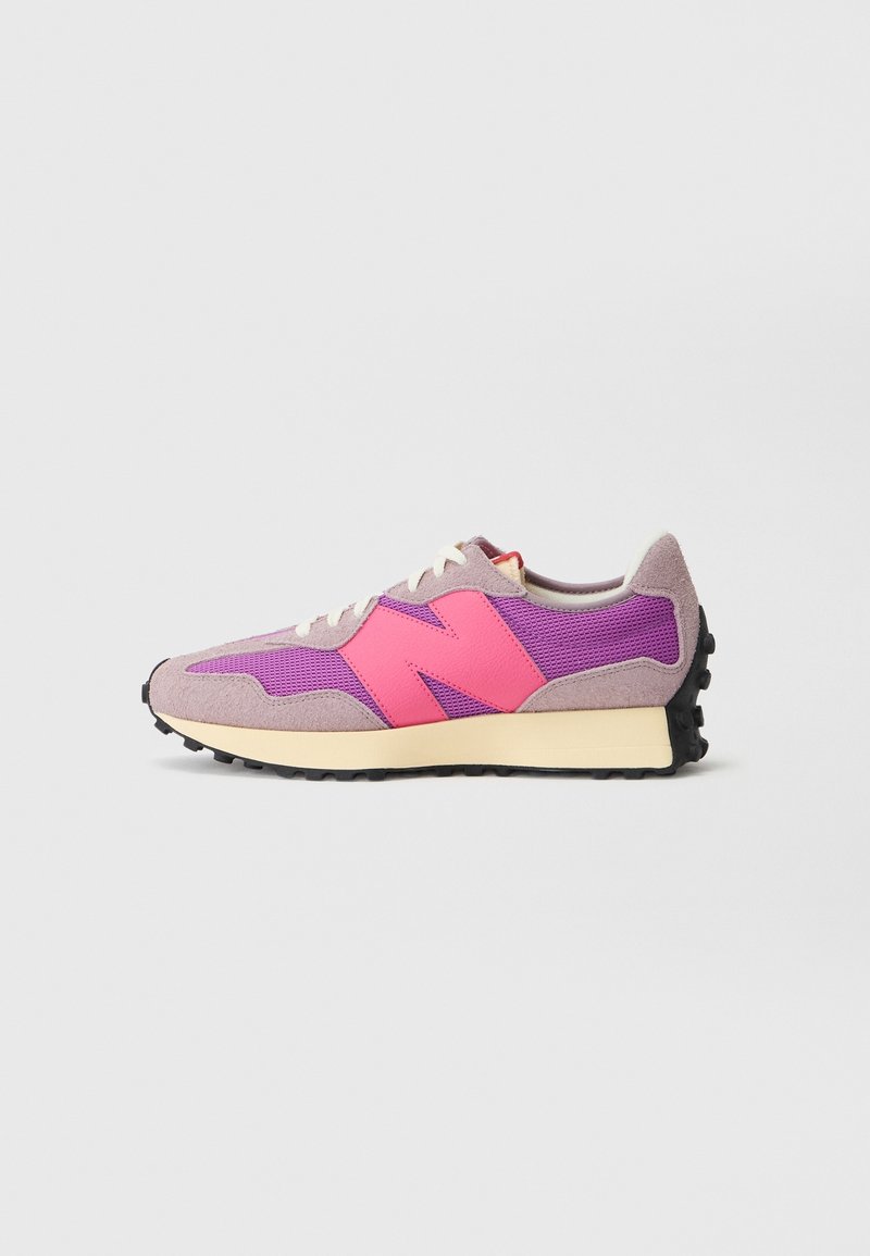 Baskets New Balance violettes et roses avec semelle beige et semelle extérieure noire texturée, montrées en profil droit sur fond blanc.