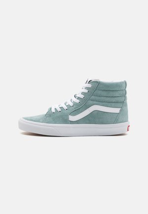 Zapatillas altas de ante en teal claro con cordones blancos, franjas laterales blancas y acentos texturizados. Suela de goma.