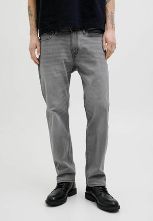Grå denimjeans med rak passform, med femficksdesign och en jämn textur. Kombinerat med svarta läderskor.
