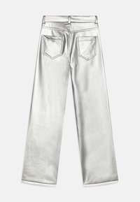 Silberne, metallische Weitbeinjeans mit glatter Textur, zwei Gesäßtaschen und einem hoch taillierten Design.