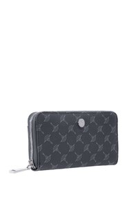 Cartera gris de material de cuero, con cierre de cremallera y un patrón en relieve de telaraña. Incluye un acento de logo plateado en la parte delantera.
