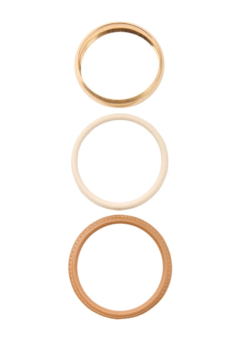 Trzy pierścienie ułożone pionowo: złota metalowa obrączka, gładka kremowa obrączka oraz brązowy skórzany pierścień z przeszyciami.