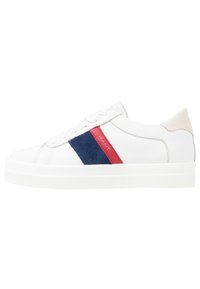 Białe skórzane sneakersy z niebieskimi zamszowymi wstawkami i czerwonym akcentem, zaokrąglony czubek oraz teksturowana biała podeszwa. Gładka powierzchnia, minimalistyczny design.