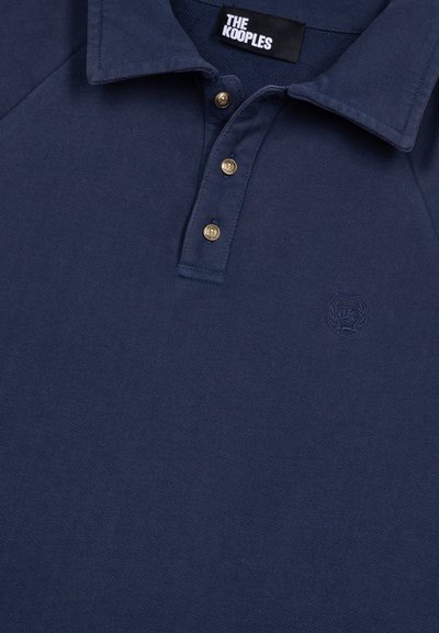 Polo shirt blu navy realizzato in tessuto testurizzato con colletto, tre bottoni dorati e logo ricamato sul lato sinistro del petto.