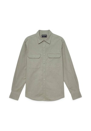 Camisa de manga larga con botones, hecha de tela liviana en un color verde apagado, que cuenta con dos bolsillos en el pecho y un diseño de cuello clásico.