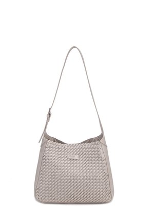 Lichtgrijze schoudertas met geweven voorkant, verstelbare riem en klein rechthoekig merkje in het midden.