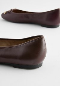 Next FOREVER COMFORT ROUND TOE - REGULAR FIT - Balerinke - berry red
